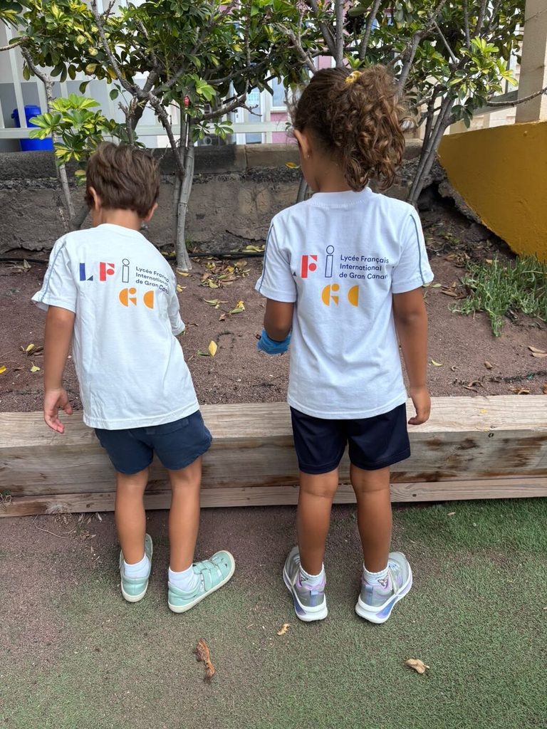 Dos escolares del Liceo Francés participan en una actividad de cuidado ambiental