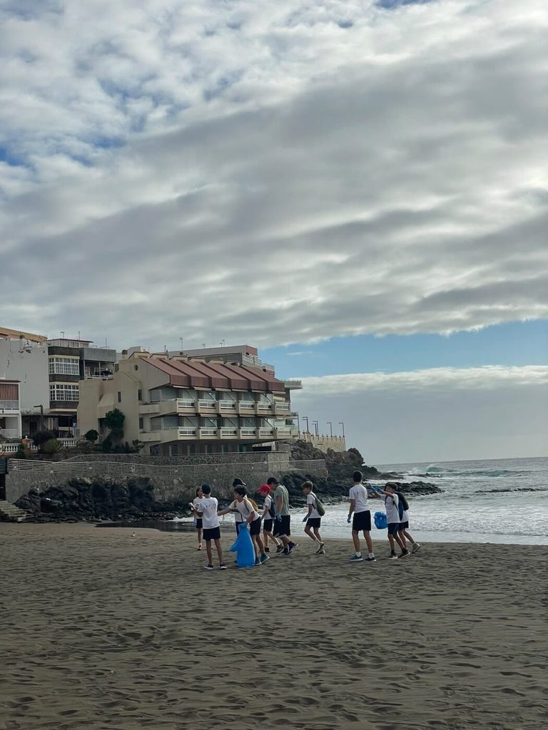 Alumnado del Liceo Francés recoge residuos en una playa de Telde durante el World Cleanup Day